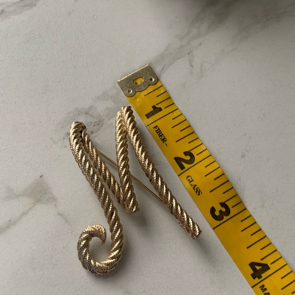 Vintage BSK "M" gold tone brooch. - Picture 5 of 5